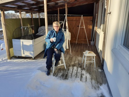 31 jan. Första solfikan på altan. Annelie med bruten vänsterarm.