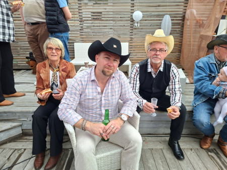 Robin & Emmelie gifte sig i Las Vegas men firade med släkt och vänner hemma i Salem med cowboytema.